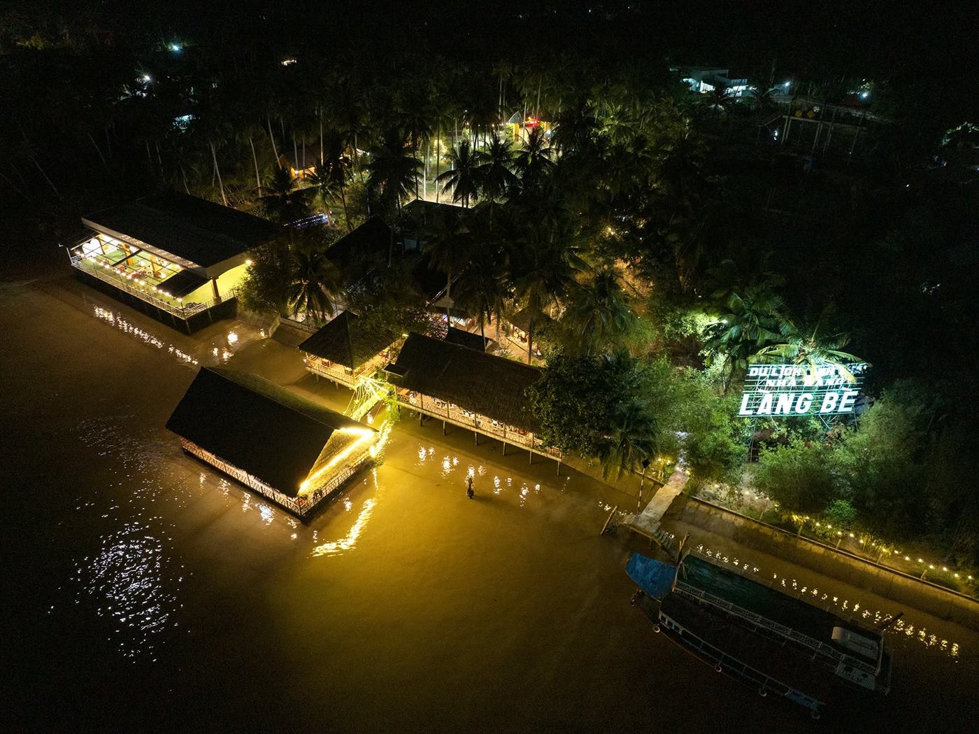 Làng Bè về đêm nhìn từ trên cao