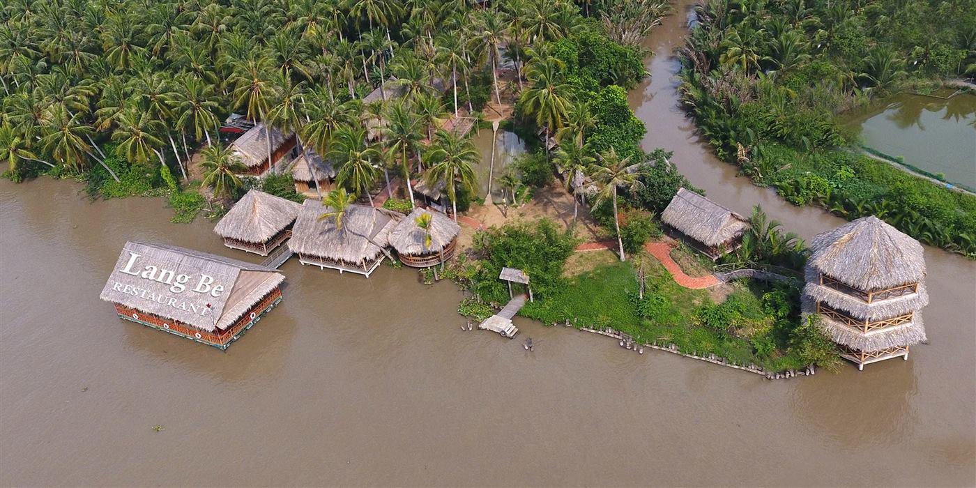 Làng Bè nhìn từ trên cao, các chòi lá bên sông Tiền